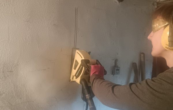 Услуги штробореза для создания штроб под кабели оказываем услуги
