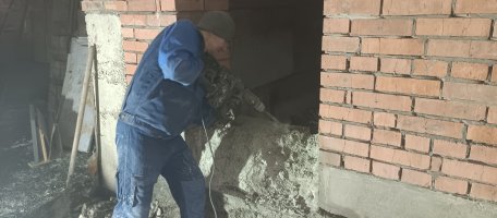 Разрушение бетона и кирпича. Проемы в полу и стенах.