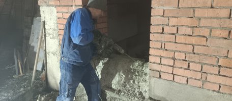 Демонтажные работы по бетону и кирпичу. Расширение проемов стоимость - Белово